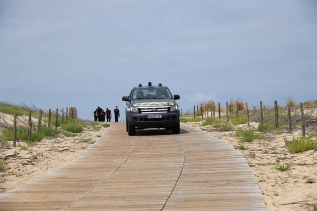 France continues wildfire battle as heat wave keeps Europe on alert BORDEAUX, FRANCE - JULY 30: A security vehicle patrols an access road to a beach near Bordeaux, France, on July 30, 2026, after nearby beaches were cleared and campsites evacuated due to the wildfire threat. Firefighters continue battling flare-ups in the surrounding forest as efforts to contain the wildfire continue. Dragan Lekic Anadolu Bordeaux France. Editorial use only. Please get in touch for any other usage.  Copyright: x2026xAnadoluxDraganxLekicx