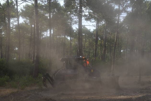 France continues wildfire battle as heat wave keeps Europe on alert BORDEAUX, FRANCE - JULY 30: A bulldozer clears vegetation to create a firebreak in a forest near Bordeaux, France, on July 30, 2026, as emergency crews continue efforts to contain the wildfire. Firefighters remain engaged in battling flare-ups following the evacuation of nearby campsites and the closure of beaches due to the wildfire threat. Dragan Lekic Anadolu Bordeaux France. Editorial use only. Please get in touch for any other usage.  Copyright: x2026xAnadoluxDraganxLekicx