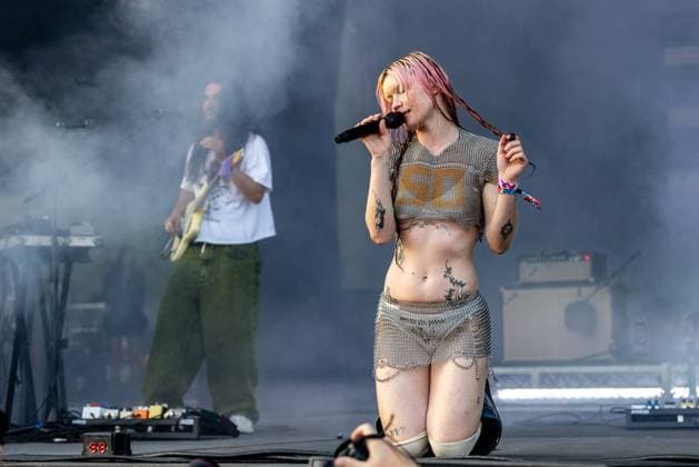 July 30, 2026, Chicago, Illinois, USA: JOSH MOBARAKI and RHIAN TEASDALE of Wet Leg during the Lollapalooza Music Festival at Grant Park in Chicago, Illinois Chicago USA  - ZUMAs135 20260730_zap_s135_056 Copyright: xDanielxDeSloverx