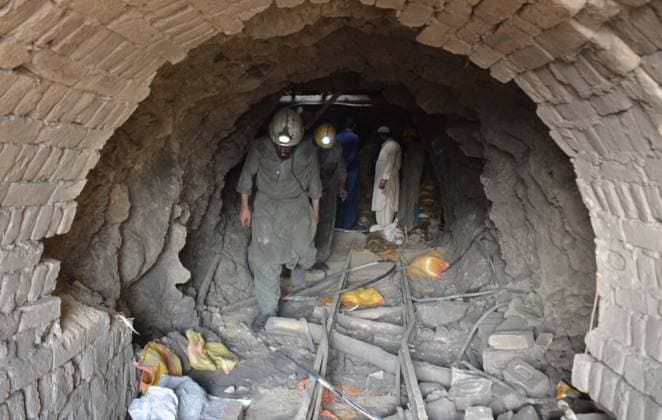 News Bilder des Tages Pakistan coal mine collapse kills 2, traps 22, authorities say QUETTA, BALOCHISTAN, PAKISTAN - JULY 31: Rescue workers and local residents gather at the site of a coal mine explosion in the Sorange area, approximately 40 kilometers from Quetta, Balochistan, Pakistan, on July 31, 2026. Two miners were killed and 22 others remained trapped after a coal mine collapsed near Quetta in Pakistan s southwestern Balochistan province, provincial authorities said Thursday. Mazhar Chandio Anadolu Quetta Pakistan. Editorial use only. Please get in touch for any other usage.  Copyright: x2026xAnadoluxMazharxChandiox