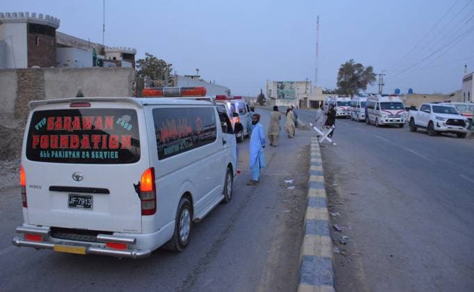 Pakistan coal mine collapse kills 2, traps 22, authorities say QUETTA, BALOCHISTAN, PAKISTAN - JULY 31: Rescue workers and local residents gather at the site of a coal mine explosion in the Sorange area, approximately 40 kilometers from Quetta, Balochistan, Pakistan, on July 31, 2026. Two miners were killed and 22 others remained trapped after a coal mine collapsed near Quetta in Pakistan s southwestern Balochistan province, provincial authorities said Thursday. Mazhar Chandio Anadolu Quetta Pakistan. Editorial use only. Please get in touch for any other usage.  Copyright: x2026xAnadoluxMazharxChandiox
