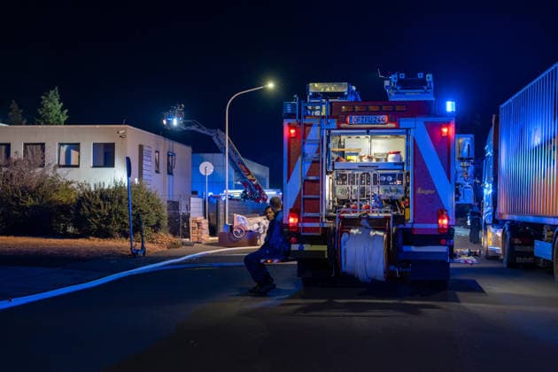 Wohnungsbrand in Mehrfamilienhaus - 16 Personen retten sich selbst Am 31.07.2026 wurde die Feuerwehr um 2:38 Uhr zu einem Wohnungsbrand in der Maybachstraße in Rödermark-Ober-Roden alarmiert. Rund 150 Einsatzkräfte der Feuerwehren Rödermark, Rodgau, Seligenstadt, Dreieich und Egelsbach waren im Einsatz. Laut Polizei wurden 16 Personen aus dem Gebäude evakuiert bzw. retteten sich selbst, insgesamt sind rund 114 Personen in dem Gebäudekomplex wohnhaft gemeldet. Eine Person weigerte sich, das Gebäude zu verlassen, behinderte die Einsatzmaßnahmen massiv und wurde vor Ort festgenommen. Die Unterbringung der Bewohner der Brandwohnungen ist noch ungeklärt, die Nachlöscharbeiten dauern an. Rödermark Ober-Roden Hessen Deutschland *** Apar