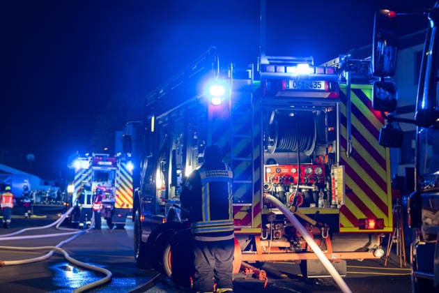 Wohnungsbrand in Mehrfamilienhaus - 16 Personen retten sich selbst Am 31.07.2026 wurde die Feuerwehr um 2:38 Uhr zu einem Wohnungsbrand in der Maybachstraße in Rödermark-Ober-Roden alarmiert. Rund 150 Einsatzkräfte der Feuerwehren Rödermark, Rodgau, Seligenstadt, Dreieich und Egelsbach waren im Einsatz. Laut Polizei wurden 16 Personen aus dem Gebäude evakuiert bzw. retteten sich selbst, insgesamt sind rund 114 Personen in dem Gebäudekomplex wohnhaft gemeldet. Eine Person weigerte sich, das Gebäude zu verlassen, behinderte die Einsatzmaßnahmen massiv und wurde vor Ort festgenommen. Die Unterbringung der Bewohner der Brandwohnungen ist noch ungeklärt, die Nachlöscharbeiten dauern an. Rödermark Ober-Roden Hessen Deutschland *** Apar