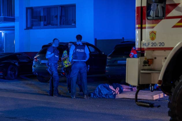 Wohnungsbrand in Mehrfamilienhaus - 16 Personen retten sich selbst Am 31.07.2026 wurde die Feuerwehr um 2:38 Uhr zu einem Wohnungsbrand in der Maybachstraße in Rödermark-Ober-Roden alarmiert. Rund 150 Einsatzkräfte der Feuerwehren Rödermark, Rodgau, Seligenstadt, Dreieich und Egelsbach waren im Einsatz. Laut Polizei wurden 16 Personen aus dem Gebäude evakuiert bzw. retteten sich selbst, insgesamt sind rund 114 Personen in dem Gebäudekomplex wohnhaft gemeldet. Eine Person weigerte sich, das Gebäude zu verlassen, behinderte die Einsatzmaßnahmen massiv und wurde vor Ort festgenommen. Die Unterbringung der Bewohner der Brandwohnungen ist noch ungeklärt, die Nachlöscharbeiten dauern an. Rödermark Ober-Roden Hessen Deutschland *** Apar