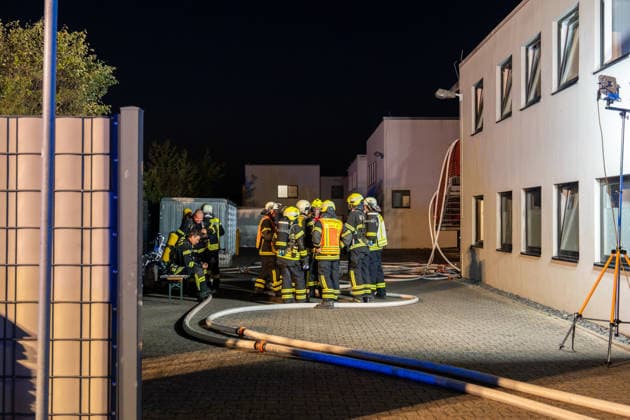 Wohnungsbrand in Mehrfamilienhaus - 16 Personen retten sich selbst Am 31.07.2026 wurde die Feuerwehr um 2:38 Uhr zu einem Wohnungsbrand in der Maybachstraße in Rödermark-Ober-Roden alarmiert. Rund 150 Einsatzkräfte der Feuerwehren Rödermark, Rodgau, Seligenstadt, Dreieich und Egelsbach waren im Einsatz. Laut Polizei wurden 16 Personen aus dem Gebäude evakuiert bzw. retteten sich selbst, insgesamt sind rund 114 Personen in dem Gebäudekomplex wohnhaft gemeldet. Eine Person weigerte sich, das Gebäude zu verlassen, behinderte die Einsatzmaßnahmen massiv und wurde vor Ort festgenommen. Die Unterbringung der Bewohner der Brandwohnungen ist noch ungeklärt, die Nachlöscharbeiten dauern an. Rödermark Ober-Roden Hessen Deutschland *** Apar