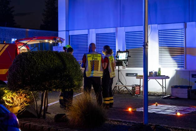 Wohnungsbrand in Mehrfamilienhaus - 16 Personen retten sich selbst Am 31.07.2026 wurde die Feuerwehr um 2:38 Uhr zu einem Wohnungsbrand in der Maybachstraße in Rödermark-Ober-Roden alarmiert. Rund 150 Einsatzkräfte der Feuerwehren Rödermark, Rodgau, Seligenstadt, Dreieich und Egelsbach waren im Einsatz. Laut Polizei wurden 16 Personen aus dem Gebäude evakuiert bzw. retteten sich selbst, insgesamt sind rund 114 Personen in dem Gebäudekomplex wohnhaft gemeldet. Eine Person weigerte sich, das Gebäude zu verlassen, behinderte die Einsatzmaßnahmen massiv und wurde vor Ort festgenommen. Die Unterbringung der Bewohner der Brandwohnungen ist noch ungeklärt, die Nachlöscharbeiten dauern an. Rödermark Ober-Roden Hessen Deutschland *** Apar