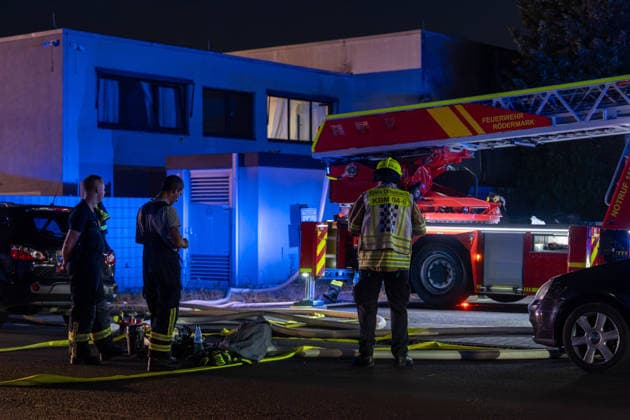 Wohnungsbrand in Mehrfamilienhaus - 16 Personen retten sich selbst Am 31.07.2026 wurde die Feuerwehr um 2:38 Uhr zu einem Wohnungsbrand in der Maybachstraße in Rödermark-Ober-Roden alarmiert. Rund 150 Einsatzkräfte der Feuerwehren Rödermark, Rodgau, Seligenstadt, Dreieich und Egelsbach waren im Einsatz. Laut Polizei wurden 16 Personen aus dem Gebäude evakuiert bzw. retteten sich selbst, insgesamt sind rund 114 Personen in dem Gebäudekomplex wohnhaft gemeldet. Eine Person weigerte sich, das Gebäude zu verlassen, behinderte die Einsatzmaßnahmen massiv und wurde vor Ort festgenommen. Die Unterbringung der Bewohner der Brandwohnungen ist noch ungeklärt, die Nachlöscharbeiten dauern an. Rödermark Ober-Roden Hessen Deutschland *** Apar