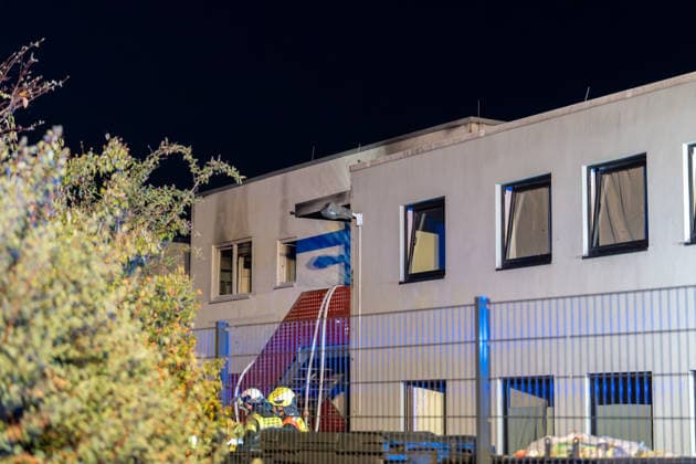 Wohnungsbrand in Mehrfamilienhaus - 16 Personen retten sich selbst Am 31.07.2026 wurde die Feuerwehr um 2:38 Uhr zu einem Wohnungsbrand in der Maybachstraße in Rödermark-Ober-Roden alarmiert. Rund 150 Einsatzkräfte der Feuerwehren Rödermark, Rodgau, Seligenstadt, Dreieich und Egelsbach waren im Einsatz. Laut Polizei wurden 16 Personen aus dem Gebäude evakuiert bzw. retteten sich selbst, insgesamt sind rund 114 Personen in dem Gebäudekomplex wohnhaft gemeldet. Eine Person weigerte sich, das Gebäude zu verlassen, behinderte die Einsatzmaßnahmen massiv und wurde vor Ort festgenommen. Die Unterbringung der Bewohner der Brandwohnungen ist noch ungeklärt, die Nachlöscharbeiten dauern an. Rödermark Ober-Roden Hessen Deutschland *** Apar