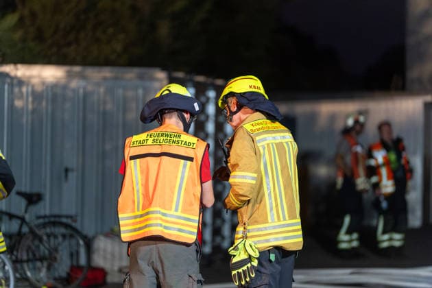 Wohnungsbrand in Mehrfamilienhaus - 16 Personen retten sich selbst Am 31.07.2026 wurde die Feuerwehr um 2:38 Uhr zu einem Wohnungsbrand in der Maybachstraße in Rödermark-Ober-Roden alarmiert. Rund 150 Einsatzkräfte der Feuerwehren Rödermark, Rodgau, Seligenstadt, Dreieich und Egelsbach waren im Einsatz. Laut Polizei wurden 16 Personen aus dem Gebäude evakuiert bzw. retteten sich selbst, insgesamt sind rund 114 Personen in dem Gebäudekomplex wohnhaft gemeldet. Eine Person weigerte sich, das Gebäude zu verlassen, behinderte die Einsatzmaßnahmen massiv und wurde vor Ort festgenommen. Die Unterbringung der Bewohner der Brandwohnungen ist noch ungeklärt, die Nachlöscharbeiten dauern an. Rödermark Ober-Roden Hessen Deutschland *** Apar