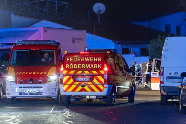 Wohnungsbrand in Mehrfamilienhaus - 16 Personen retten sich selbst Am 31.07.2026 wurde die Feuerwehr um 2:38 Uhr zu einem Wohnungsbrand in der Maybachstraße in Rödermark-Ober-Roden alarmiert. Rund 150 Einsatzkräfte der Feuerwehren Rödermark, Rodgau, Seligenstadt, Dreieich und Egelsbach waren im Einsatz. Laut Polizei wurden 16 Personen aus dem Gebäude evakuiert bzw. retteten sich selbst, insgesamt sind rund 114 Personen in dem Gebäudekomplex wohnhaft gemeldet. Eine Person weigerte sich, das Gebäude zu verlassen, behinderte die Einsatzmaßnahmen massiv und wurde vor Ort festgenommen. Die Unterbringung der Bewohner der Brandwohnungen ist noch ungeklärt, die Nachlöscharbeiten dauern an. Rödermark Ober-Roden Hessen Deutschland *** Apar