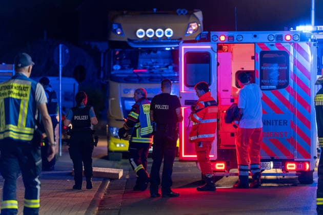 Wohnungsbrand in Mehrfamilienhaus - 16 Personen retten sich selbst Am 31.07.2026 wurde die Feuerwehr um 2:38 Uhr zu einem Wohnungsbrand in der Maybachstraße in Rödermark-Ober-Roden alarmiert. Rund 150 Einsatzkräfte der Feuerwehren Rödermark, Rodgau, Seligenstadt, Dreieich und Egelsbach waren im Einsatz. Laut Polizei wurden 16 Personen aus dem Gebäude evakuiert bzw. retteten sich selbst, insgesamt sind rund 114 Personen in dem Gebäudekomplex wohnhaft gemeldet. Eine Person weigerte sich, das Gebäude zu verlassen, behinderte die Einsatzmaßnahmen massiv und wurde vor Ort festgenommen. Die Unterbringung der Bewohner der Brandwohnungen ist noch ungeklärt, die Nachlöscharbeiten dauern an. Rödermark Ober-Roden Hessen Deutschland *** Apar