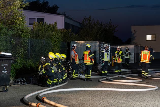 Wohnungsbrand in Mehrfamilienhaus - 16 Personen retten sich selbst Am 31.07.2026 wurde die Feuerwehr um 2:38 Uhr zu einem Wohnungsbrand in der Maybachstraße in Rödermark-Ober-Roden alarmiert. Rund 150 Einsatzkräfte der Feuerwehren Rödermark, Rodgau, Seligenstadt, Dreieich und Egelsbach waren im Einsatz. Laut Polizei wurden 16 Personen aus dem Gebäude evakuiert bzw. retteten sich selbst, insgesamt sind rund 114 Personen in dem Gebäudekomplex wohnhaft gemeldet. Eine Person weigerte sich, das Gebäude zu verlassen, behinderte die Einsatzmaßnahmen massiv und wurde vor Ort festgenommen. Die Unterbringung der Bewohner der Brandwohnungen ist noch ungeklärt, die Nachlöscharbeiten dauern an. Rödermark Ober-Roden Hessen Deutschland *** Apar