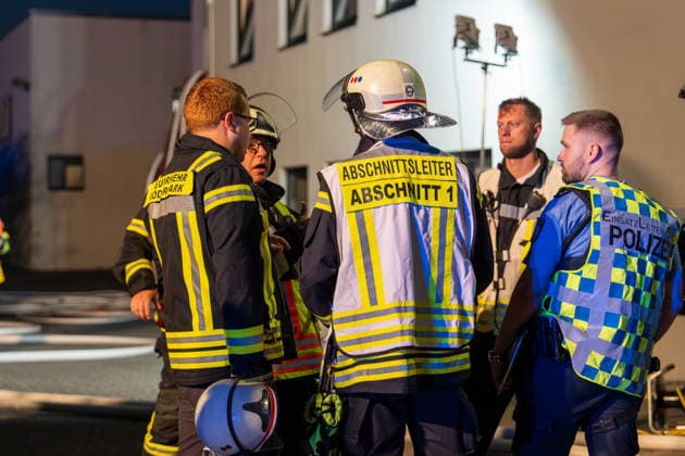 Wohnungsbrand in Mehrfamilienhaus - 16 Personen retten sich selbst Am 31.07.2026 wurde die Feuerwehr um 2:38 Uhr zu einem Wohnungsbrand in der Maybachstraße in Rödermark-Ober-Roden alarmiert. Rund 150 Einsatzkräfte der Feuerwehren Rödermark, Rodgau, Seligenstadt, Dreieich und Egelsbach waren im Einsatz. Laut Polizei wurden 16 Personen aus dem Gebäude evakuiert bzw. retteten sich selbst, insgesamt sind rund 114 Personen in dem Gebäudekomplex wohnhaft gemeldet. Eine Person weigerte sich, das Gebäude zu verlassen, behinderte die Einsatzmaßnahmen massiv und wurde vor Ort festgenommen. Die Unterbringung der Bewohner der Brandwohnungen ist noch ungeklärt, die Nachlöscharbeiten dauern an. Rödermark Ober-Roden Hessen Deutschland *** Apar