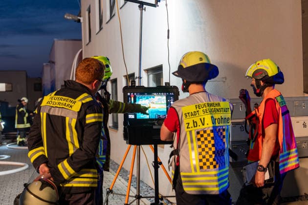 Wohnungsbrand in Mehrfamilienhaus - 16 Personen retten sich selbst Am 31.07.2026 wurde die Feuerwehr um 2:38 Uhr zu einem Wohnungsbrand in der Maybachstraße in Rödermark-Ober-Roden alarmiert. Rund 150 Einsatzkräfte der Feuerwehren Rödermark, Rodgau, Seligenstadt, Dreieich und Egelsbach waren im Einsatz. Laut Polizei wurden 16 Personen aus dem Gebäude evakuiert bzw. retteten sich selbst, insgesamt sind rund 114 Personen in dem Gebäudekomplex wohnhaft gemeldet. Eine Person weigerte sich, das Gebäude zu verlassen, behinderte die Einsatzmaßnahmen massiv und wurde vor Ort festgenommen. Die Unterbringung der Bewohner der Brandwohnungen ist noch ungeklärt, die Nachlöscharbeiten dauern an. Rödermark Ober-Roden Hessen Deutschland *** Apar