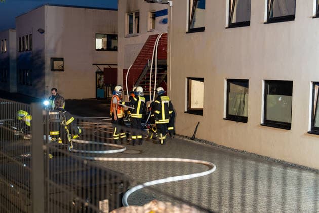 Wohnungsbrand in Mehrfamilienhaus - 16 Personen retten sich selbst Am 31.07.2026 wurde die Feuerwehr um 2:38 Uhr zu einem Wohnungsbrand in der Maybachstraße in Rödermark-Ober-Roden alarmiert. Rund 150 Einsatzkräfte der Feuerwehren Rödermark, Rodgau, Seligenstadt, Dreieich und Egelsbach waren im Einsatz. Laut Polizei wurden 16 Personen aus dem Gebäude evakuiert bzw. retteten sich selbst, insgesamt sind rund 114 Personen in dem Gebäudekomplex wohnhaft gemeldet. Eine Person weigerte sich, das Gebäude zu verlassen, behinderte die Einsatzmaßnahmen massiv und wurde vor Ort festgenommen. Die Unterbringung der Bewohner der Brandwohnungen ist noch ungeklärt, die Nachlöscharbeiten dauern an. Rödermark Ober-Roden Hessen Deutschland *** Apar