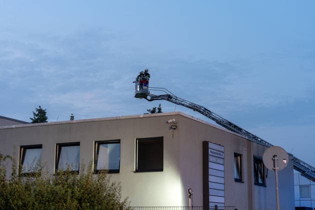 Wohnungsbrand in Mehrfamilienhaus - 16 Personen retten sich selbst Am 31.07.2026 wurde die Feuerwehr um 2:38 Uhr zu einem Wohnungsbrand in der Maybachstraße in Rödermark-Ober-Roden alarmiert. Rund 150 Einsatzkräfte der Feuerwehren Rödermark, Rodgau, Seligenstadt, Dreieich und Egelsbach waren im Einsatz. Laut Polizei wurden 16 Personen aus dem Gebäude evakuiert bzw. retteten sich selbst, insgesamt sind rund 114 Personen in dem Gebäudekomplex wohnhaft gemeldet. Eine Person weigerte sich, das Gebäude zu verlassen, behinderte die Einsatzmaßnahmen massiv und wurde vor Ort festgenommen. Die Unterbringung der Bewohner der Brandwohnungen ist noch ungeklärt, die Nachlöscharbeiten dauern an. Rödermark Ober-Roden Hessen Deutschland *** Apar