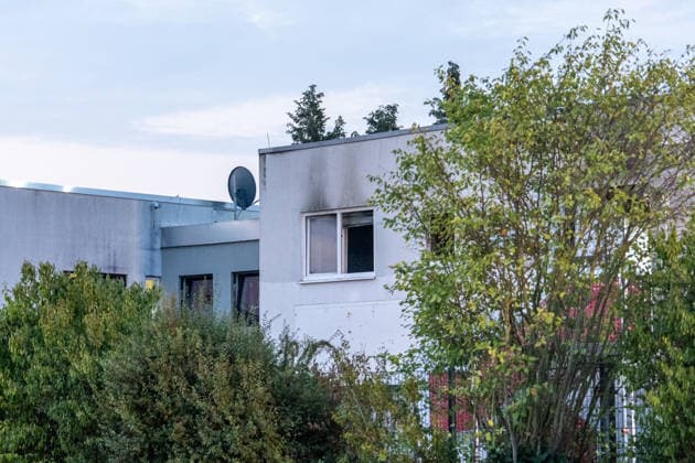 Wohnungsbrand in Mehrfamilienhaus - 16 Personen retten sich selbst Am 31.07.2026 wurde die Feuerwehr um 2:38 Uhr zu einem Wohnungsbrand in der Maybachstraße in Rödermark-Ober-Roden alarmiert. Rund 150 Einsatzkräfte der Feuerwehren Rödermark, Rodgau, Seligenstadt, Dreieich und Egelsbach waren im Einsatz. Laut Polizei wurden 16 Personen aus dem Gebäude evakuiert bzw. retteten sich selbst, insgesamt sind rund 114 Personen in dem Gebäudekomplex wohnhaft gemeldet. Eine Person weigerte sich, das Gebäude zu verlassen, behinderte die Einsatzmaßnahmen massiv und wurde vor Ort festgenommen. Die Unterbringung der Bewohner der Brandwohnungen ist noch ungeklärt, die Nachlöscharbeiten dauern an. Rödermark Ober-Roden Hessen Deutschland *** Apar