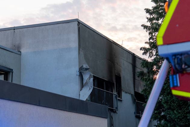 Wohnungsbrand in Mehrfamilienhaus - 16 Personen retten sich selbst Am 31.07.2026 wurde die Feuerwehr um 2:38 Uhr zu einem Wohnungsbrand in der Maybachstraße in Rödermark-Ober-Roden alarmiert. Rund 150 Einsatzkräfte der Feuerwehren Rödermark, Rodgau, Seligenstadt, Dreieich und Egelsbach waren im Einsatz. Laut Polizei wurden 16 Personen aus dem Gebäude evakuiert bzw. retteten sich selbst, insgesamt sind rund 114 Personen in dem Gebäudekomplex wohnhaft gemeldet. Eine Person weigerte sich, das Gebäude zu verlassen, behinderte die Einsatzmaßnahmen massiv und wurde vor Ort festgenommen. Die Unterbringung der Bewohner der Brandwohnungen ist noch ungeklärt, die Nachlöscharbeiten dauern an. Rödermark Ober-Roden Hessen Deutschland *** Apar