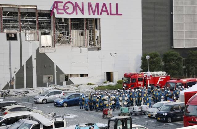 Aftermath of strong earthquake in Kumamoto Police officers are seen in a parking lot at the Aeon Mall Kumamoto shopping center in Kashima, Kumamoto Prefecture, southwestern Japan, on July 31, 2026, three days after a deadly explosion following a powerful earthquake.  A14AA0005624658P