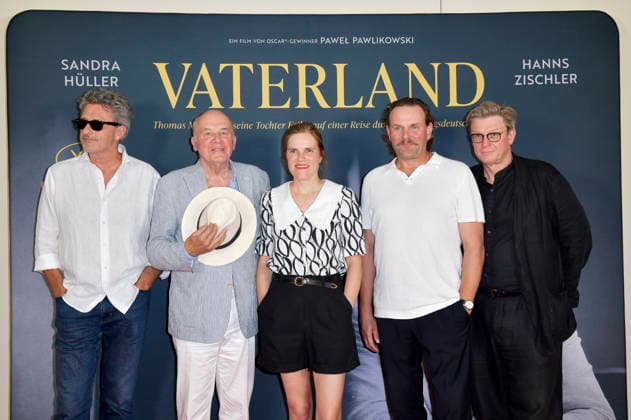 Pawel Pawlikowski, Hanns Zischler, Fritzi Haberlandt, Devid Striesow und Hendrik Handloegten bei der Premiere des Kinofilms Vaterland im Delphi-Filmpalast am Zoo. Berlin, 30.07.2026 *** Pawel Pawlikowski, Hanns Zischler, Fritzi Haberlandt, Devid Striesow, and Hendrik Handloegten at the premiere of the film *Vaterland* at the Delphi Filmpalast am Zoo in Berlin, July 30, 2026 Foto:xM.xBehrensx xFuturexImagex vaterland_6712