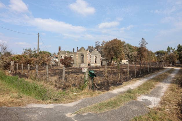 Fires in Gironde: One of the many homes destroyed on Avenue du Bassin d Arcachon in Le Porge, Gironde, on July 30, 2026. Jean Marc LHOMER Bestimage. Images of the damage caused by the fires ravaging the Gironde region of France.  Copyright: xJean-MarcxLhomerx xBestimagexJean-MarcxLhomerx xBestimagex