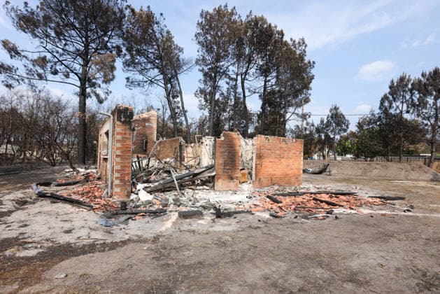 Fires in Gironde: One of the many homes destroyed on Avenue du Bassin d Arcachon in Le Porge, Gironde, on July 30, 2026. Jean Marc LHOMER Bestimage. Images of the damage caused by the fires ravaging the Gironde region of France.  Copyright: xJean-MarcxLhomerx xBestimagexJean-MarcxLhomerx xBestimagex