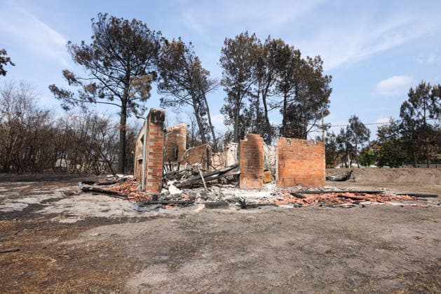 Fires in Gironde: One of the many homes destroyed on Avenue du Bassin d Arcachon in Le Porge, Gironde, on July 30, 2026. Jean Marc LHOMER Bestimage. Images of the damage caused by the fires ravaging the Gironde region of France.  Copyright: xJean-MarcxLhomerx xBestimagexJean-MarcxLhomerx xBestimagex