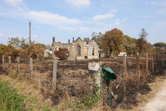 Fires in Gironde: One of the many homes destroyed on Avenue du Bassin d Arcachon in Le Porge, Gironde, on July 30, 2026. Jean Marc LHOMER Bestimage. Images of the damage caused by the fires ravaging the Gironde region of France.  Copyright: xJean-MarcxLhomerx xBestimagexJean-MarcxLhomerx xBestimagex