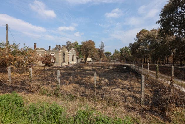 Fires in Gironde: One of the many homes destroyed on Avenue du Bassin d Arcachon in Le Porge, Gironde, on July 30, 2026. Jean Marc LHOMER Bestimage. Images of the damage caused by the fires ravaging the Gironde region of France.  Copyright: xJean-MarcxLhomerx xBestimagexJean-MarcxLhomerx xBestimagex