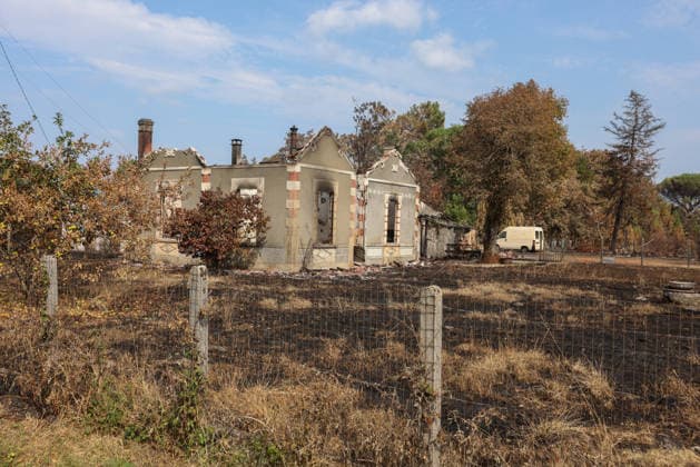 Fires in Gironde: One of the many homes destroyed on Avenue du Bassin d Arcachon in Le Porge, Gironde, on July 30, 2026. Jean Marc LHOMER Bestimage. Images of the damage caused by the fires ravaging the Gironde region of France.  Copyright: xJean-MarcxLhomerx xBestimagexJean-MarcxLhomerx xBestimagex