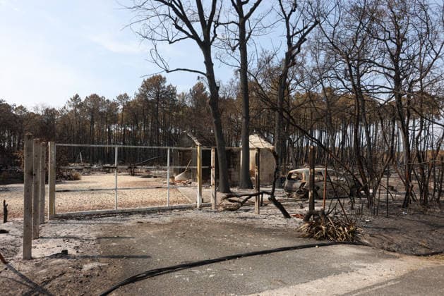 Fires in Gironde: One of the many homes destroyed on Avenue du Bassin d Arcachon in Le Porge, Gironde, on July 30, 2026. Jean Marc LHOMER Bestimage. Images of the damage caused by the fires ravaging the Gironde region of France.  Copyright: xJean-MarcxLhomerx xBestimagexJean-MarcxLhomerx xBestimagex