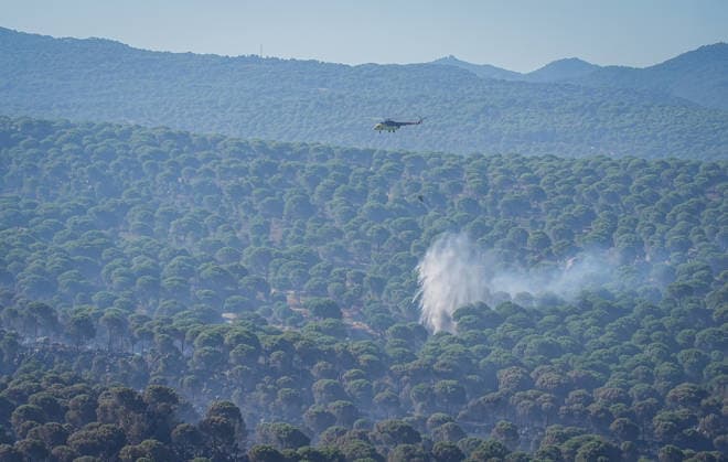 Forest fire response continues in Gomec, Balikesir BALIKESIR, TURKIYE - JULY 31: A firefighting helicopter drops water over a forest fire burning between the Gomec and Ayvalik districts of Balikesir, Turkiye, on July 31, 2026. Firefighting efforts continue with aerial and ground crews after the wildfire, which started in Gomec, spread to the neighboring district of Ayvalik. Sergen Sezgin Anadolu Balikesir Turkey. Editorial use only. Please get in touch for any other usage.  Copyright: x2026xAnadoluxSergenxSezginx