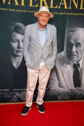 ABB VATERLAND- Hanns Zischler Schauspieler zu Gast auf dem roten Teppich bei der Berliner Kino Film Premiere des Filmes Vaterland im Delphi Kino Berlin den 30.07.2026 Berlin Deutschland *** ABB VATERLAND: Actor Hanns Zischler made a guest appearance on the red carpet at the Berlin film premiere of *Vaterland* at the Delphi Cinema in Berlin on July 30, 2026, Berlin, Germany