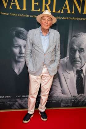 ABB VATERLAND- Hanns Zischler Schauspieler zu Gast auf dem roten Teppich bei der Berliner Kino Film Premiere des Filmes Vaterland im Delphi Kino Berlin den 30.07.2026 Berlin Deutschland *** ABB VATERLAND: Actor Hanns Zischler made a guest appearance on the red carpet at the Berlin film premiere of *Vaterland* at the Delphi Cinema in Berlin on July 30, 2026, Berlin, Germany
