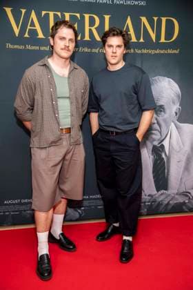 ABB VATERLAND- Enno Trebs und Theo Trebs zu Gast auf dem roten Teppich bei der Berliner Kino Film Premiere des Filmes Vaterland im Delphi Kino Berlin den 30.07.2026 Berlin Deutschland *** ABB VATERLAND: Enno Trebs and Theo Trebs appeared on the red carpet at the Berlin film premiere of *Vaterland* at the Delphi Kino Berlin on July 30, 2026, in Berlin, Germany