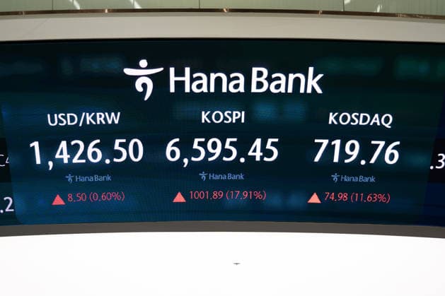 KOSPI closing figure displayed in Seoul trading room SEOUL, SOUTH KOREA - JULY 31: A screen displays the closing figure of the Korea Composite Stock Price Index (KOSPI) inside a trading room at Hana Bank in Seoul, South Korea, on July 31, 2026. Hwawon Ceci Lee Anadolu Seoul South Korea. Editorial use only. Please get in touch for any other usage.  Copyright: x2026xAnadoluxHwawonxCecixLeex