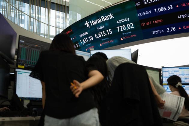 KOSPI closing figure displayed in Seoul trading room SEOUL, SOUTH KOREA - JULY 31: Traders work inside a trading room at Hana Bank in Seoul, South Korea, on July 31, 2026. Hwawon Ceci Lee Anadolu Seoul South Korea. Editorial use only. Please get in touch for any other usage.  Copyright: x2026xAnadoluxHwawonxCecixLeex
