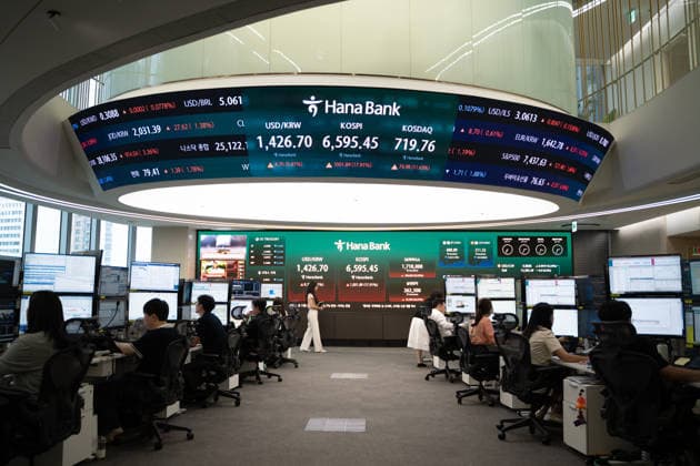 KOSPI closing figure displayed in Seoul trading room SEOUL, SOUTH KOREA - JULY 31: A screen displays the closing figure of the Korea Composite Stock Price Index (KOSPI) inside a trading room at Hana Bank in Seoul, South Korea, on July 31, 2026. Hwawon Ceci Lee Anadolu Seoul South Korea. Editorial use only. Please get in touch for any other usage.  Copyright: x2026xAnadoluxHwawonxCecixLeex