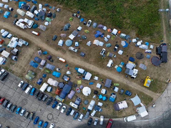 Das Freakstock Festival der Jesusfreaks auf dem Flugplatz Allstedt in Sachsen-Anhalt (Foto vom 30.07.2026). Sommerlicher Hoehepunkt der Jesus Freak -Szene ist das Musikfestival Freakstock . Zum Programm gehoeren auch Dutzende Workshops wie Stressbewaeltigung oder Exkursionen in die Natur sowie Gespraechsrunden und taeglich ein Gottesdienst mit viel Musik. Das Festival der Jesus-Anhaenger unter dem Motto Hier beginnt Zuhause geht bis zum Sonntag. Die 1991 gegruendeten Jesus Freaks sind eine ausserkirchliche christliche Glaubensbewegung mit bundesweit etwa 1.000 Mitgliedern. (Siehe epd-Meldung vom 31.07.2026) EDITORIAL USE ONLY *** The Jesus Freaks’ Freakstock Festival at the Allstedt Airfield in Saxony-Anhalt. Photo taken on July 30, 2 Copyright: epd-bild Paul-PhilippxBraun 300726_ppb-9
