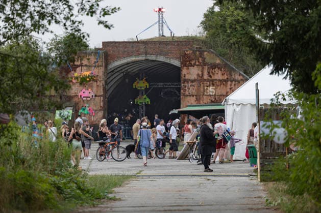 Das Freakstock Festival der Jesusfreaks auf dem Flugplatz Allstedt in Sachsen-Anhalt (Foto vom 30.07.2026). Sommerlicher Hoehepunkt der Jesus Freak -Szene ist das Musikfestival Freakstock . Zum Programm gehoeren auch Dutzende Workshops wie Stressbewaeltigung oder Exkursionen in die Natur sowie Gespraechsrunden und taeglich ein Gottesdienst mit viel Musik. Das Festival der Jesus-Anhaenger unter dem Motto Hier beginnt Zuhause geht bis zum Sonntag. Die 1991 gegruendeten Jesus Freaks sind eine ausserkirchliche christliche Glaubensbewegung mit bundesweit etwa 1.000 Mitgliedern. (Siehe epd-Meldung vom 31.07.2026) EDITORIAL USE ONLY *** The Jesus Freaks’ Freakstock Festival at the Allstedt Airfield in Saxony-Anhalt. Photo taken on July 30, 2 Copyright: epd-bild Paul-PhilippxBraun epd-Freakstock1-kopieren