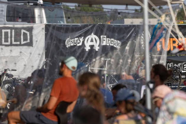 Das Freakstock Festival der Jesusfreaks auf dem Flugplatz Allstedt in Sachsen-Anhalt (Foto vom 30.07.2026). Sommerlicher Hoehepunkt der Jesus Freak -Szene ist das Musikfestival Freakstock . Zum Programm gehoeren auch Dutzende Workshops wie Stressbewaeltigung oder Exkursionen in die Natur sowie Gespraechsrunden und taeglich ein Gottesdienst mit viel Musik. Das Festival der Jesus-Anhaenger unter dem Motto Hier beginnt Zuhause geht bis zum Sonntag. Die 1991 gegruendeten Jesus Freaks sind eine ausserkirchliche christliche Glaubensbewegung mit bundesweit etwa 1.000 Mitgliedern. (Siehe epd-Meldung vom 31.07.2026) EDITORIAL USE ONLY *** The Jesus Freaks’ Freakstock Festival at the Allstedt Airfield in Saxony-Anhalt. Photo taken on July 30, 2 Copyright: epd-bild Paul-PhilippxBraun epd-Freakstock3-kopieren