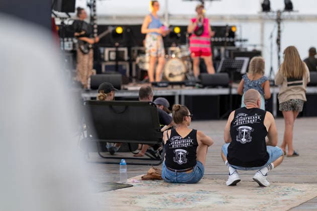 Das Freakstock Festival der Jesusfreaks auf dem Flugplatz Allstedt in Sachsen-Anhalt (Foto vom 30.07.2026). Sommerlicher Hoehepunkt der Jesus Freak -Szene ist das Musikfestival Freakstock . Zum Programm gehoeren auch Dutzende Workshops wie Stressbewaeltigung oder Exkursionen in die Natur sowie Gespraechsrunden und taeglich ein Gottesdienst mit viel Musik. Das Festival der Jesus-Anhaenger unter dem Motto Hier beginnt Zuhause geht bis zum Sonntag. Die 1991 gegruendeten Jesus Freaks sind eine ausserkirchliche christliche Glaubensbewegung mit bundesweit etwa 1.000 Mitgliedern. (Siehe epd-Meldung vom 31.07.2026) EDITORIAL USE ONLY *** The Jesus Freaks’ Freakstock Festival at the Allstedt Airfield in Saxony-Anhalt. Photo taken on July 30, 2 Copyright: epd-bild Paul-PhilippxBraun epd-Freakstock4-kopieren