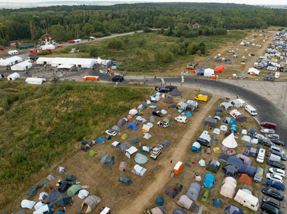 Das Freakstock Festival der Jesusfreaks auf dem Flugplatz Allstedt in Sachsen-Anhalt (Foto vom 30.07.2026). Sommerlicher Hoehepunkt der Jesus Freak -Szene ist das Musikfestival Freakstock . Zum Programm gehoeren auch Dutzende Workshops wie Stressbewaeltigung oder Exkursionen in die Natur sowie Gespraechsrunden und taeglich ein Gottesdienst mit viel Musik. Das Festival der Jesus-Anhaenger unter dem Motto Hier beginnt Zuhause geht bis zum Sonntag. Die 1991 gegruendeten Jesus Freaks sind eine ausserkirchliche christliche Glaubensbewegung mit bundesweit etwa 1.000 Mitgliedern. (Siehe epd-Meldung vom 31.07.2026) EDITORIAL USE ONLY *** The Jesus Freaks’ Freakstock Festival at the Allstedt Airfield in Saxony-Anhalt. Photo taken on July 30, 2 Copyright: epd-bild Paul-PhilippxBraun epd-Freakstock6-kopieren