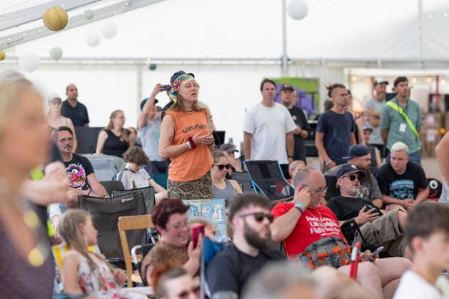 Das Freakstock Festival der Jesusfreaks auf dem Flugplatz Allstedt in Sachsen-Anhalt (Foto vom 30.07.2026). Sommerlicher Hoehepunkt der Jesus Freak -Szene ist das Musikfestival Freakstock . Zum Programm gehoeren auch Dutzende Workshops wie Stressbewaeltigung oder Exkursionen in die Natur sowie Gespraechsrunden und taeglich ein Gottesdienst mit viel Musik. Das Festival der Jesus-Anhaenger unter dem Motto Hier beginnt Zuhause geht bis zum Sonntag. Die 1991 gegruendeten Jesus Freaks sind eine ausserkirchliche christliche Glaubensbewegung mit bundesweit etwa 1.000 Mitgliedern. (Siehe epd-Meldung vom 31.07.2026) EDITORIAL USE ONLY *** The Jesus Freaks’ Freakstock Festival at the Allstedt Airfield in Saxony-Anhalt. Photo taken on July 30, 2 Copyright: epd-bild Paul-PhilippxBraun epd-Freakstock7-kopieren