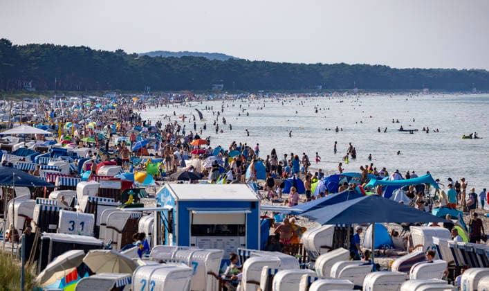 Abkühlung am Ostseestrand auf Rügen Urlauber suchen Abkühlung bei hochsommerlichem Wetter am Ostseestrand in Binz auf der Insel Rügen. Deutschlands größte Insel ist eine beliebte Urlaubsregion. Binz Mecklenburg-Vorpommern Deutschland *** Cooling Off on the Baltic Sea Beach on Rügen: Vacationers seek relief from the midsummer heat on the Baltic Sea beach in Binz on the island of Rügen. Germany’s largest island is a popular vacation destination. Binz, Mecklenburg-Western Pomerania, Germany