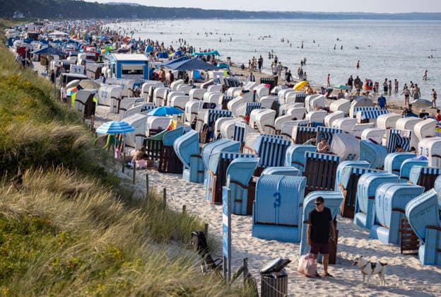 Abkühlung am Ostseestrand auf Rügen Urlauber suchen Abkühlung bei hochsommerlichem Wetter am Ostseestrand in Binz auf der Insel Rügen. Deutschlands größte Insel ist eine beliebte Urlaubsregion. Binz Mecklenburg-Vorpommern Deutschland *** Cooling Off on the Baltic Sea Beach on Rügen: Vacationers seek relief from the midsummer heat on the Baltic Sea beach in Binz on the island of Rügen. Germany’s largest island is a popular vacation destination. Binz, Mecklenburg-Western Pomerania, Germany