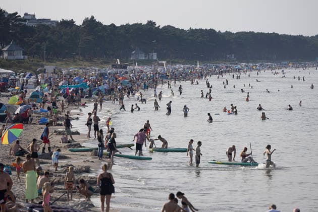 Abkühlung am Ostseestrand auf Rügen Urlauber suchen Abkühlung bei hochsommerlichem Wetter am Ostseestrand in Binz auf der Insel Rügen. Deutschlands größte Insel ist eine beliebte Urlaubsregion. Binz Mecklenburg-Vorpommern Deutschland *** Cooling Off on the Baltic Sea Beach on Rügen: Vacationers seek relief from the midsummer heat on the Baltic Sea beach in Binz on the island of Rügen. Germany’s largest island is a popular vacation destination. Binz, Mecklenburg-Western Pomerania, Germany