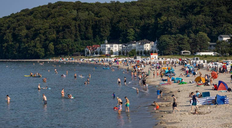 Abkühlung am Ostseestrand auf Rügen Urlauber suchen Abkühlung bei hochsommerlichem Wetter am Ostseestrand in Binz auf der Insel Rügen. Deutschlands größte Insel ist eine beliebte Urlaubsregion. Binz Mecklenburg-Vorpommern Deutschland *** Cooling Off on the Baltic Sea Beach on Rügen: Vacationers seek relief from the midsummer heat on the Baltic Sea beach in Binz on the island of Rügen. Germany’s largest island is a popular vacation destination. Binz, Mecklenburg-Western Pomerania, Germany