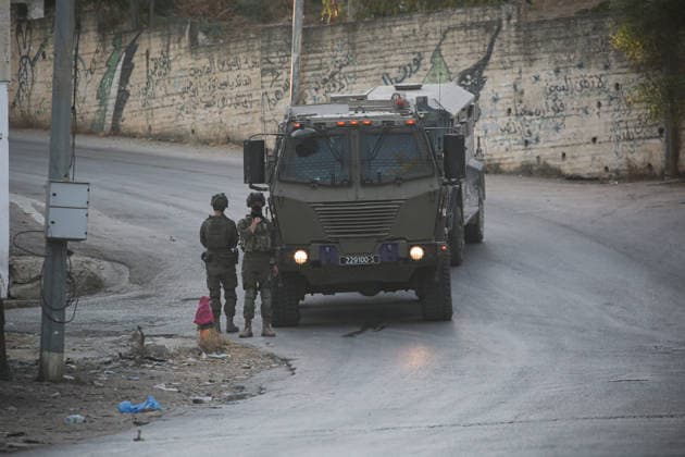 Palestinian-Israeli conflict - 31 Jul 2026 Israeli soldiers closed the main road in the village of Salem, east of Nablus in the West Bank, during the military operation, which included raids and searches of Palestinian homes, resulting in the arrest of two brothers and a third person, following a heavy deployment of forces throughout the village. Nablus Palestine Copyright: xNasserxIshtayehx xSOPAxImagesx Nishtayeh242