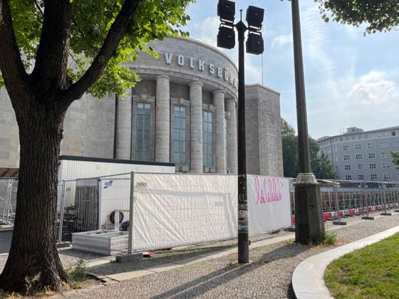Volksbad Berlin: Kostenloses Kunst-Stadtbad, Ab dem 7. August verwandelt sich der Rosa-Luxemburg-Platz in ein echtes Sommer-Highlight: Das Volksbad öffnet als kostenloses Stadtbad und faszinierendes Kunstprojekt seine Türen für alle Besucher. Berlin Berlin Deutschland *** Volksbad Berlin: Free Artistic Public Pool—Starting August 7, Rosa Luxemburg Square will be transformed into a true summer highlight. The Volksbad, a free public pool and fascinating art project, will open its doors to all visitors. Berlin, Berlin, Germany